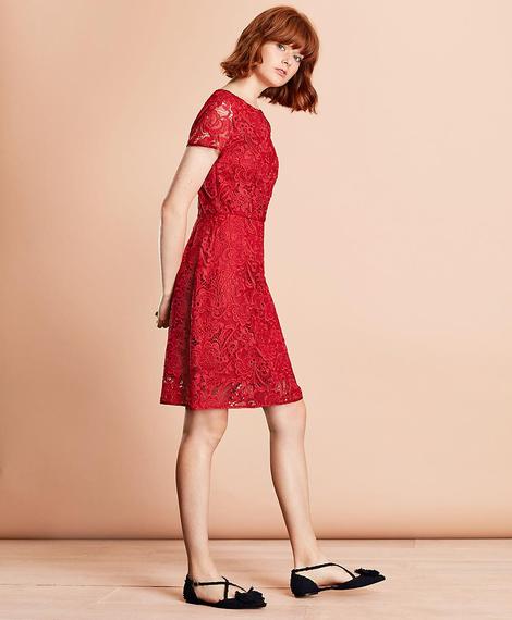 Kadın kırmızı dantel detaylı elbise