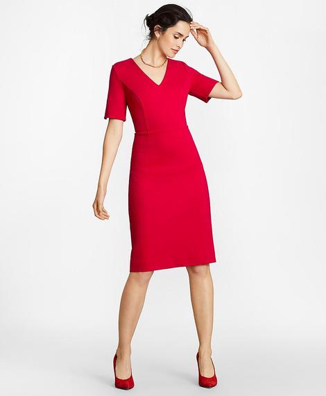 Kadın kırmızı renkli v yaka elbise
